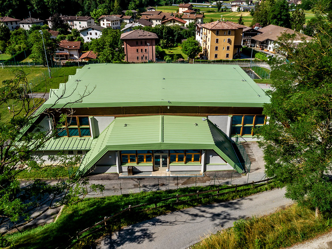 Settore applicativo Sport Luogo Tiarno (TN) Intervento Copertura Prodotto SANDfuture Colorazioni RAL 6021 Verde pallido Superficie 1695 mq Installatore MM LATTONERIE DI MARCHI MATTIA Progettista Studio Luciano Eccher Architetto (Legno Trentino)