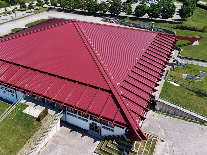 Settore applicativo Sport Luogo Bassano del Grappa (VI) Intervento Copertura Prodotto SANDfuture Materiali Alluminio Colorazioni Rosso Siena Superficie 1200 mq Installatore Guiotto srl Progettista D.F.G. Ingegneria Srl