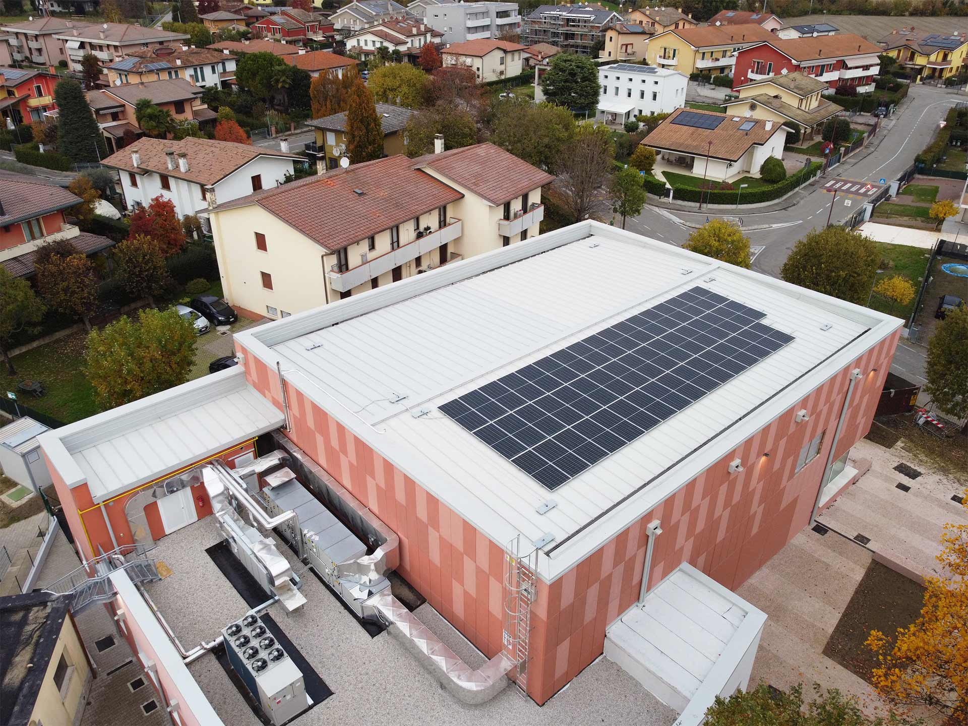 Settore applicativo Educazione Luogo Villaguattera di Rubano (PD) Intervento Copertura Prodotto SANDfuture Materiali Alluminio Colorazioni Bianco grigio Installatore BIFA ROOFS