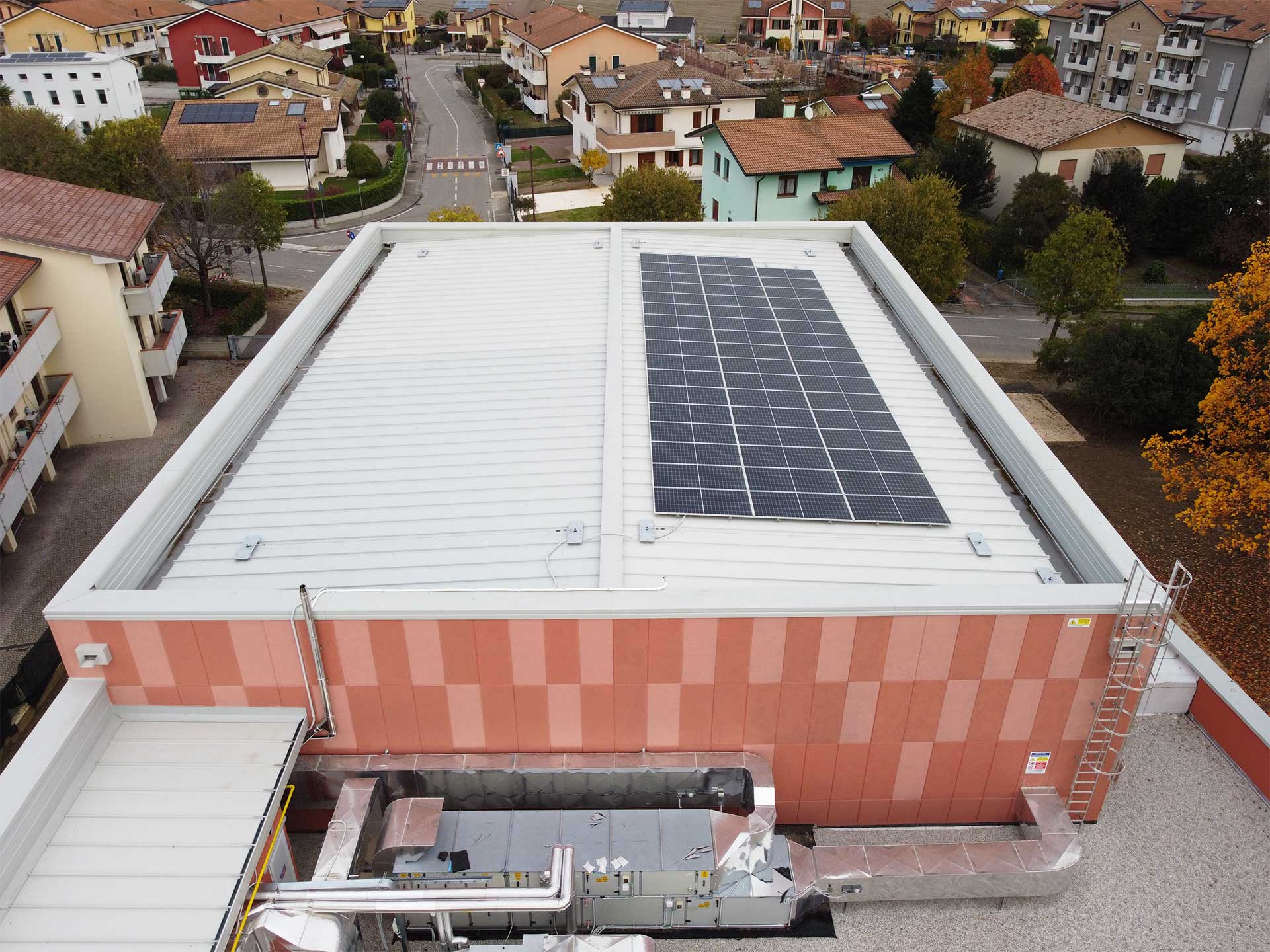 Settore applicativo Educazione Luogo Villaguattera di Rubano (PD) Intervento Copertura Prodotto SANDfuture Materiali Alluminio Colorazioni Bianco grigio Installatore BIFA ROOFS